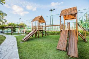 park z drewnianym sprzętem do zabawy w trawie w obiekcie Beach Flats Nui Supreme Resort - Muro Alto w mieście Ipojuca