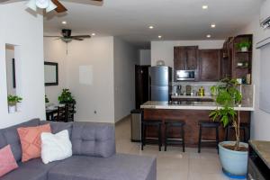 Una sala de estar con un sofá y una cocina. en Good Life Casita at Rocky Point, en Puerto Peñasco