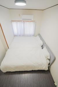 Postel nebo postele na pokoji v ubytování 関西空港梅田道頓堀直通貸切古民家