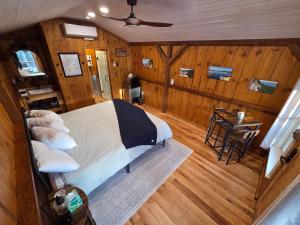 罗宾斯维尔Lazy T Cabins - Acadia的一间带床的卧室，位于一间带木墙的房间里
