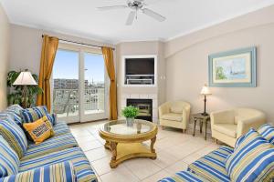 Χώρος καθιστικού στο Spacious 3-Bedroom, 3-Bathroom Condo in Ocean City with Beach and Bay Views