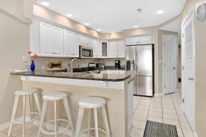 Η κουζίνα ή μικρή κουζίνα στο Spacious 3-Bedroom, 3-Bathroom Condo in Ocean City with Beach and Bay Views