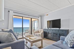 Телевизор и/или развлекательный центр в Oceanfront 2-Bedroom Condo in Ocean City, MD Perfect for Relaxing Getaways