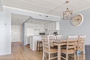 Кухня или мини-кухня в Oceanfront 2-Bedroom Condo in Ocean City, MD Perfect for Relaxing Getaways
