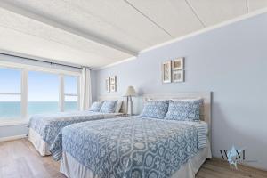 Кровать или кровати в номере Oceanfront 2-Bedroom Condo in Ocean City, MD Perfect for Relaxing Getaways