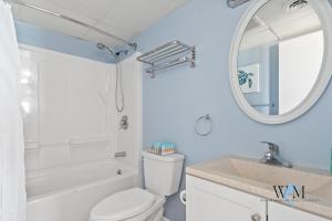 Ванная комната в Oceanfront 2-Bedroom Condo in Ocean City, MD Perfect for Relaxing Getaways +21 фотография
