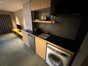 a kitchen with a washing machine and a sink at Minn Nijo-jo in Kyoto