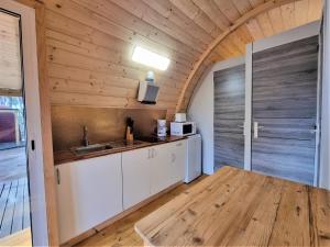 Kuchyň nebo kuchyňský kout v ubytování Bungalow by Riells Beach with Terrace + 32 fotografií