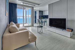 TV a/nebo společenská místnost v ubytování Gangneung Chonpines Ocean Suites Hotel