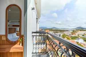 un balcone con vista sulla città di Lotus Hotel Đà Lạt a Khu Chi Lăng