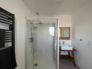 une salle de bain avec douche et lavabo dans l'établissement Maison T4 à La Teste-de-Buch avec Terrasse et WIFI - FR-1-319-603, à La Teste-de-Buch 7 autres photos
