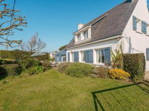 普卢阿尔内Plouharnel : Maison 7 pièces, 10 pers, Wifi, Animaux admis - FR-1-477-260的白色房子,有草地庭院