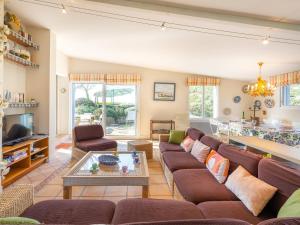 普卢阿尔内Plouharnel : Maison 7 pièces, 10 pers, Wifi, Animaux admis - FR-1-477-260的客厅里有一张沙发和一张桌子。