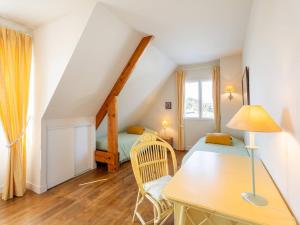 普卢阿尔内Plouharnel : Maison 7 pièces, 10 pers, Wifi, Animaux admis - FR-1-477-260的阁楼间 - 带床和桌子