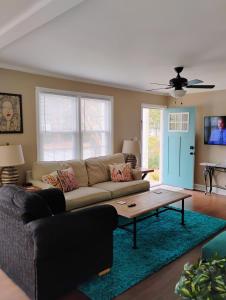 ein Wohnzimmer mit einer Couch und einem Couchtisch in der Unterkunft Charming, Cozy Cottage Near Downtown New Bern in New Bern
