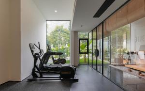 einen Fitnessraum mit einem Heimtrainer in einem Zimmer in der Unterkunft TUI Blue Yangshuo Xiangheli Hotel in Yangshuo