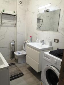 ein Badezimmer mit Waschmaschine in der Unterkunft COZY studiou Mamaia Nord by Alezzi in Mamaia Nord – Năvodari