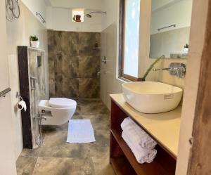 Koupelna v ubytování Miknaon Farmstay + 37 fotografií