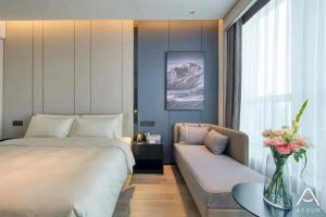 Un pat sau paturi într-o cameră la Atour Hotel Qingdao Huangdao Jiuding Peak