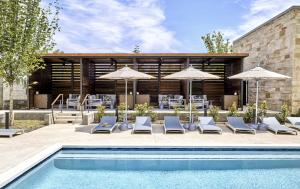 Bazén v ubytování Omni PGA Frisco Resort by Suiteness nebo v jeho okolí