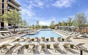 Bazén v ubytování Omni PGA Frisco Resort by Suiteness nebo v jeho okolí