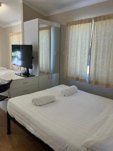 Llit o llits en una habitació de Cloncurry Caravan Park Oasis