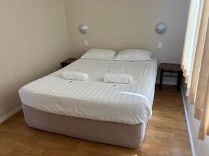 Llit o llits en una habitació de Cloncurry Caravan Park Oasis