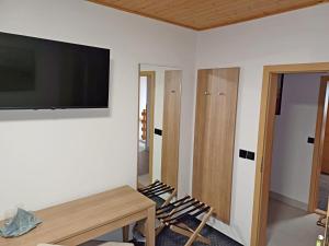TV a/nebo společenská místnost v ubytování Hotel a vinařství Sádek