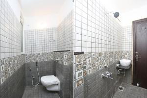 une salle de bain avec toilettes et lavabo dans l'établissement hotel konark green, à Bhopal