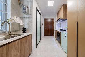 O bucătărie sau chicinetă la Shenzhen Gangxiahui Executive Apartment Futian Convention and Exhibition Center Branch