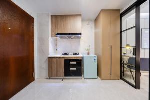 O bucătărie sau chicinetă la Shenzhen Gangxiahui Executive Apartment Futian Convention and Exhibition Center Branch