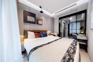 Un pat sau paturi într-o cameră la Shenzhen Gangxiahui Executive Apartment Futian Convention and Exhibition Center Branch