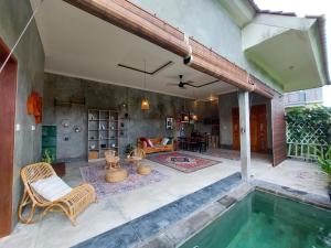 Πισίνα στο ή κοντά στο Mandala Rengganis Ubud View Private Villa by EPS