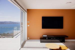 TV a/nebo společenská místnost v ubytování Modern Luxury & Sweeping Views in Sandy Bay