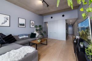Una sala de estar con un sofá y un televisor. en Stunning 1BR Apartment with Water Views, en Kingston 
