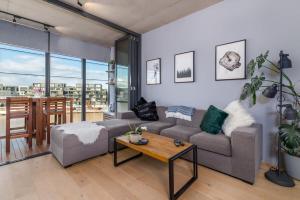 una sala de estar con un sofá y una mesa en Stunning 1BR Apartment with Water Views, en Kingston 
