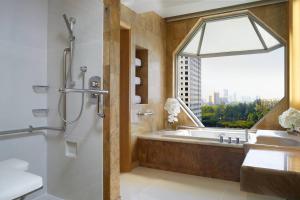 Koupelna v ubytování The Ritz-Carlton, Millenia Singapore