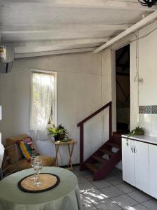 un soggiorno con un tavolo e una cucina di Cabaña el Maiten a Guayacán