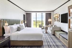 Postel nebo postele na pokoji v ubytování Omni PGA Frisco Resort by Suiteness