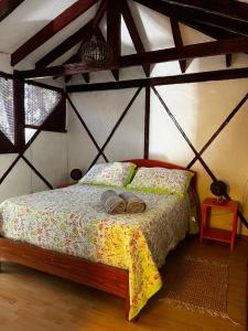 una camera da letto con un letto in una stanza di Cabaña el Maiten a Guayacán