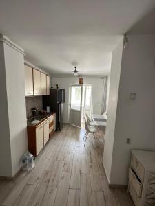 eine Küche mit Holzböden und eine Küche mit Spüle und Kühlschrank in der Unterkunft CMD Apartament 2 camere in Buzău