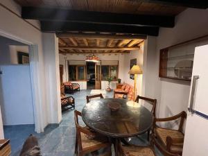 BombisoにあるPlaya El Silencio House Facing the Seaのリビングルーム(ダイニングテーブル、椅子付)