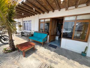 BombisoにあるPlaya El Silencio House Facing the Seaの青いソファとテーブルのある家