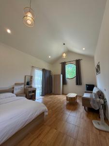 ein Schlafzimmer mit einem Bett, einem Schreibtisch und einer Couch in der Unterkunft High-In Holiday Home&Villa in Ko Phangan