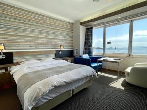 a bedroom with a large bed and a large window at Hotel Aligator -Adult Only- in Hatsukaichi