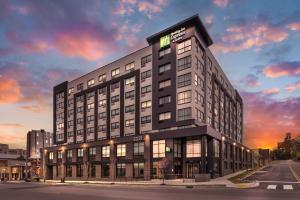 Una representación de un edificio con una puesta de sol. en Holiday Inn Express & Suites Nashville West End - Univ Area by IHG, en Nashville
