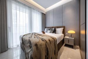 Un pat sau paturi într-o cameră la Shenzhen Gangxiahui Executive Apartment Futian Convention and Exhibition Center Branch