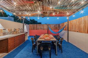 a dining room with a table and chairs at Sam Nah Luxury House in downtown Mérida in Mérida