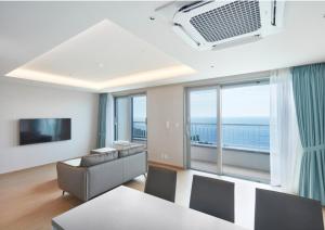 TV a/nebo společenská místnost v ubytování Kumho Jeju Resort