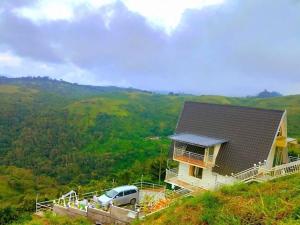 VandiperiyārにあるGo2hillsの山の上の家の前に停められた車